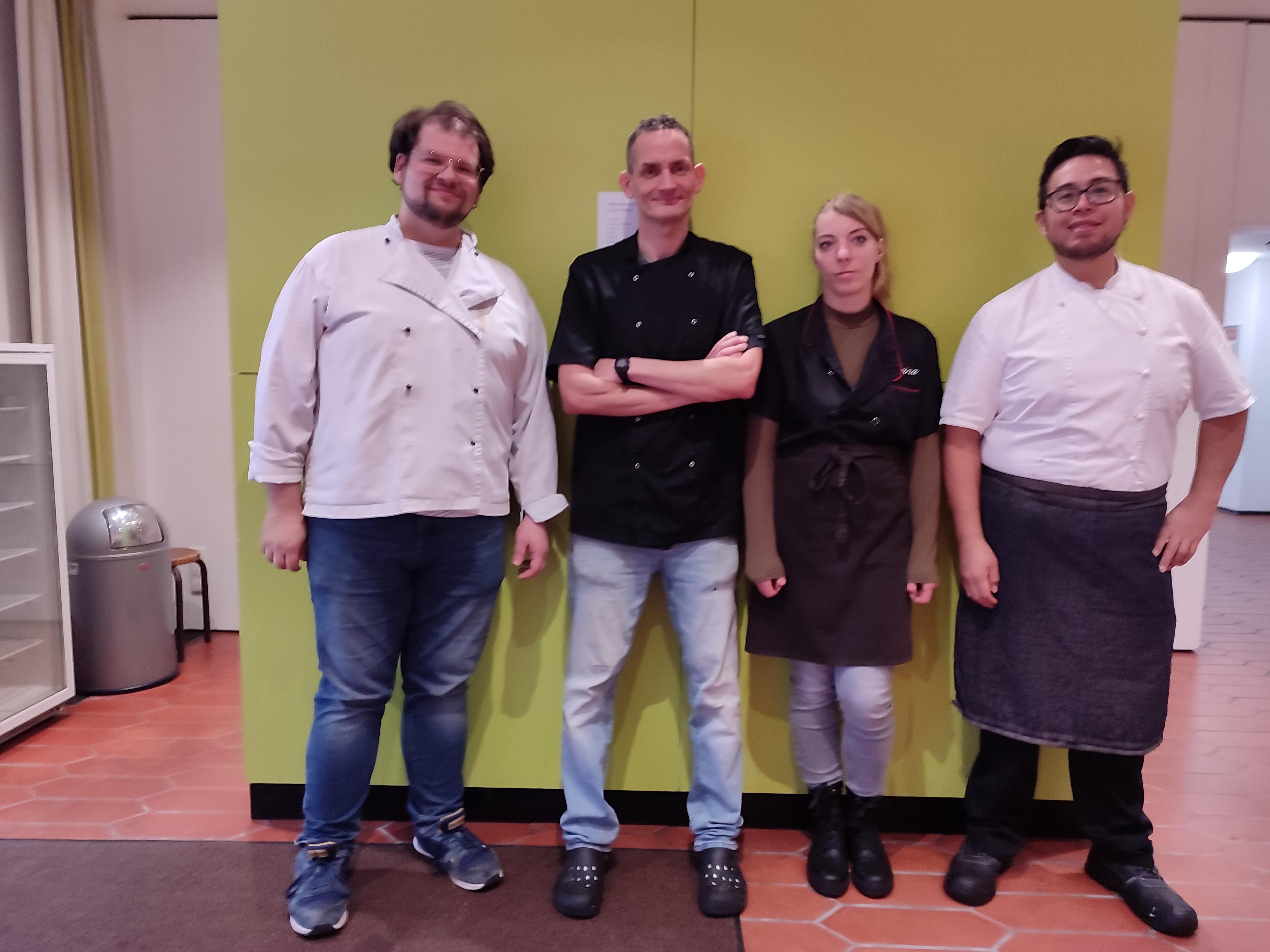 Das Küchenteam des Bistro Dreycedern-Sprungbretter, von links: Andreas Weckner (Koch), Rüdiger Petzold (Küchenleitung), Marina Koklas (Küchenassistentin), Guillermo Montenegro (Koch)